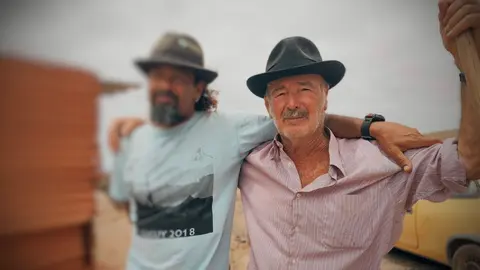 Vicente Hernández (dcha.), en una apañada en junio de 2023