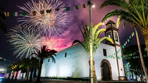 Fuegos artificiales en las Fiestas de Antigua de 2025.