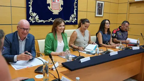 Nieves Lady Barreto y Lola García, al centro, hacen balance de seguridad en la isla.