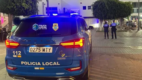 Vehículo y agentes de la Policía Local de La Oliva.