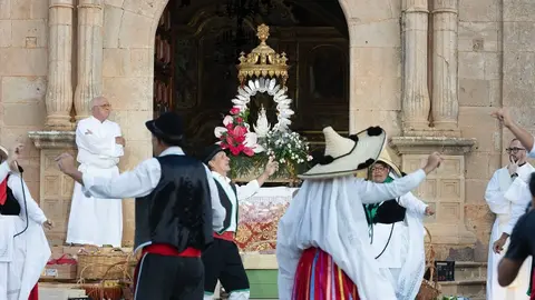 Ofrenda a la Virgen de La Peña, en una imagen del Ayuntamiento de La Oliva
