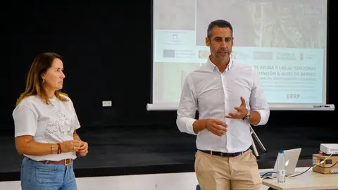 Reunión en materia de vivienda en El Cotillo.