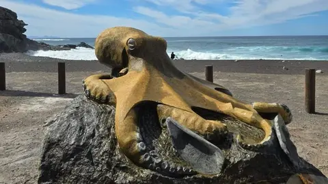 Escultura de Juan Miguel Cubas, en Ajuy.