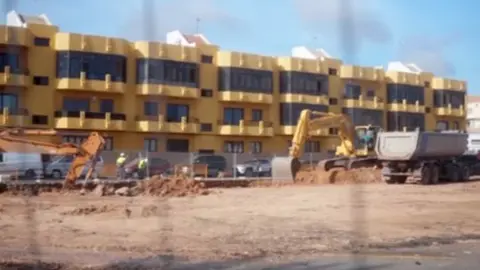 Obras de construcci&oacute;n de las 77 viviendas en Corralejo, en el antiguo aparcamiento de la calle Palangre, en octubre de 2025.