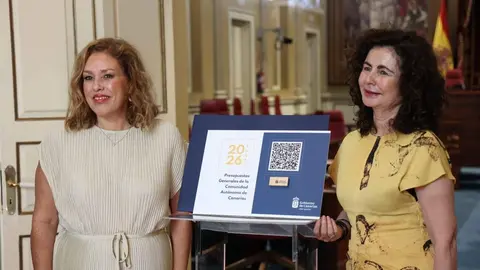 Astrid Pérez y Matilde Asián, con los presupuestos.