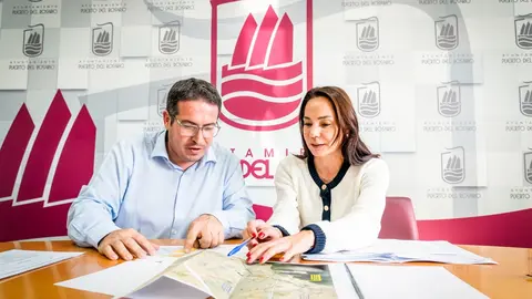 David de  Vera y Ana Hernández, examinan planos de la central de El Charco.