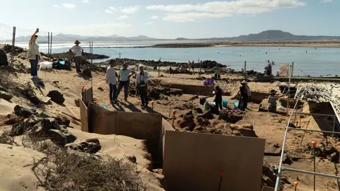Corralejo al fondo de las excavaciones en el taller de púrpura romano de Isla de Lobos.