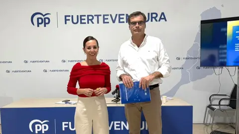 Jéssica de León y Fernando Enseñat, en la sede del PP.