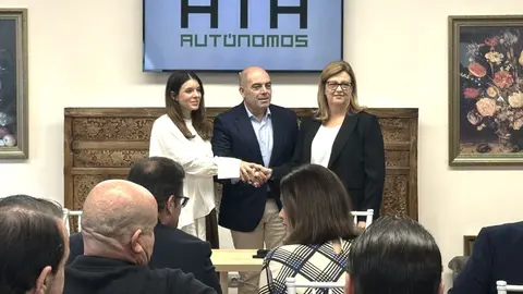 Firma del convenio entre la Asociación Empresarios Puerto del Rosario y la Federación Nacional de Trabajadores Autónomos (ATA). 