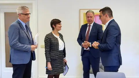 Pablo Rodríguez y Antonio Ortega, con la Ministra de Vivienda en Madrid .