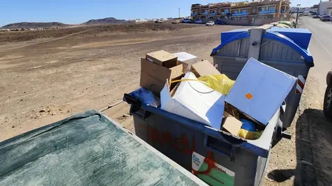 Cartón comercial depositado en los contenedores de recogida domiciliaria, en El Cotillo.
