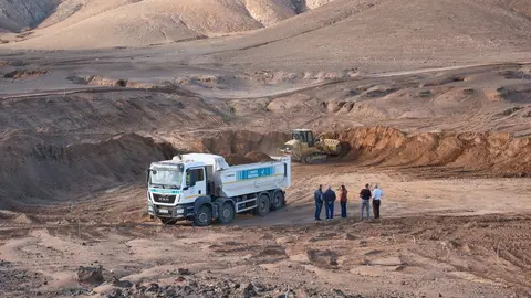 Trabajos de limpieza en la Charca de Jarugo.