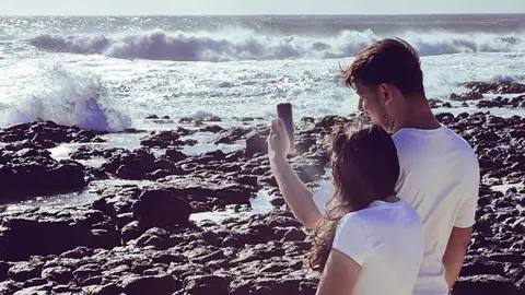 Turista atra&iacute;dos por el oleaje en Fuerteventura | &copy;Fuerteventura Digital, 2025.