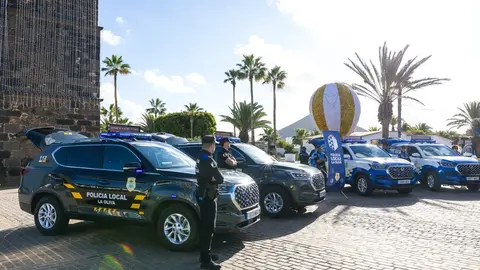 El Ayuntamiento presenta los cuatro coches y tres motos para la Polic&iacute;a Local de La Oliva.