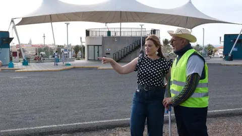 La consejera Nuria Cabrera visita el plan de empleo 'El Cabildo mejora tus desplazamientos'.