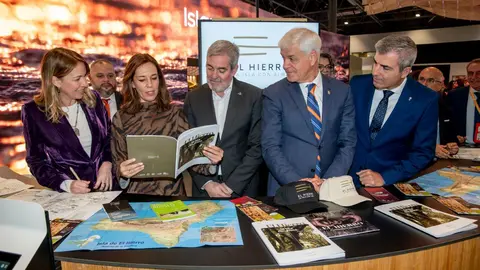 De Le&oacute;n, Clavijo y Dom&iacute;nguez con representantes de El Hierro en Fitur.