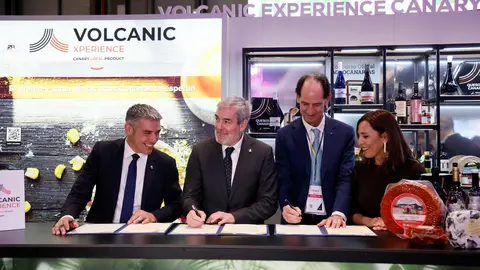 Firma del convenio entre el Gobierno de Canarias, y Fred. Olsen Express en Fitur.