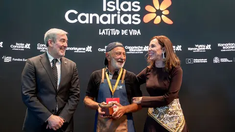 Homenaje a Graciliano D&iacute;az, responsable de la zumer&iacute;a del estand de las Islas Canarias.