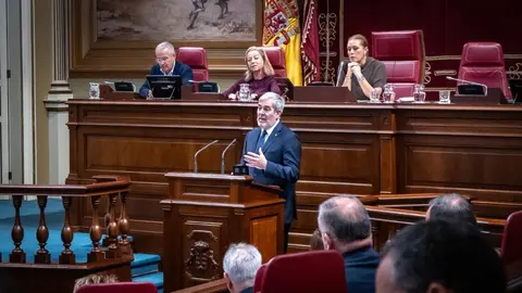 Clavijo, en el pleno extraordinario del Parlamento de Canarias.