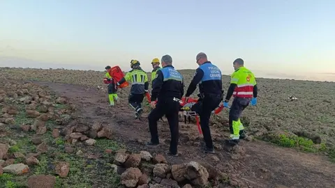 Traslado de la turista accidentada en el Calder&oacute;n Hondo, en la magen difundida por la Polic&iacute;a Local de la Oliva.