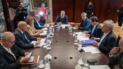 Reuni&oacute;n con cabildos, ayuntamientos, empresarios y sindicatos para presentar el Decreto Canarias.