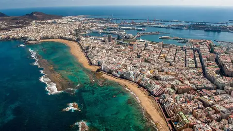 La Isleta, Las Canteras y el Puerto de La Luz desde el aire, en una imagen de Turismo de Gran Canaria.