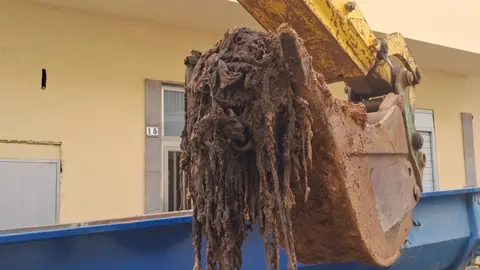 El Ayuntamiento atribuye el colapso del saneamiento a las toallitas. 