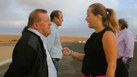 Charla entre Mat&iacute;as Pe&ntilde;a y Lola Garc&iacute;a, con Blas Acosta al fondo, en una imagen tomada en septiembre de 2023.