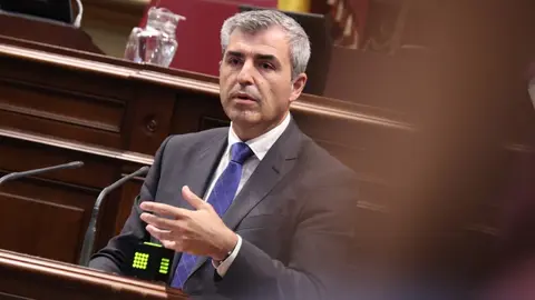 El vicepresidente del Gobierno de Canarias, en el Parlamento de Canarias.