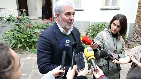 El presidente de Canarias, Fernando Clavijo, atiende a los medios.