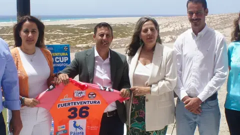 Alejandro Jorge y Marlene Figueroa (centro), en la presentaci&ograve;n del 36 Mundial de Windsurf y Wongfoil.
