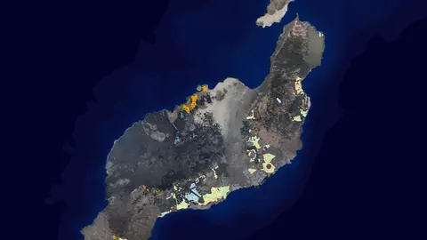Las ZAR de Lanzarote establecen tres tipos, aptas (naranja y celeste), mixtas (verde), mixtas condicionadas (verde claro), y divide por zonas de e&oacute;lica (celeste) y fotovoltaica (amarillo y naranja).