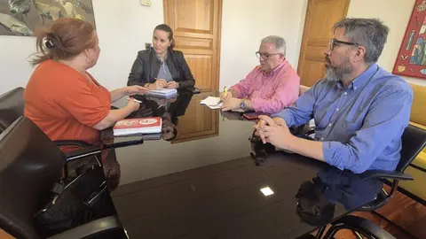 Lola Garc&iacute;a recibi&oacute; en el Cabildo a representantes de Comisiones Obreras.
