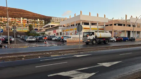 Servicio de limpieza en Morro Jable, en una imagen del Ayuntamiento de P&aacute;jara.