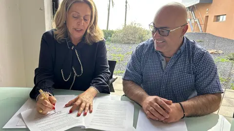 La consejera de Turismo del Cabildo, Marlene Figueroa, y el alcalde de Betancuria, Enrique Cerde&ntilde;a.