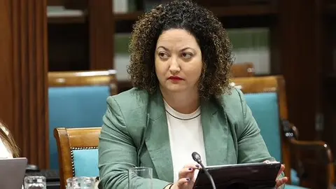 Jana Gonz&aacute;lez, en la Comisi&oacute;n de Obras P&uacute;blicas, Transportes y Vivienda del Parlamento de Canarias.