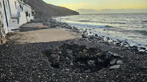 Socavones en la primera l&iacute;nea de costa, ocasionados en Pozo Negro por el temporal.