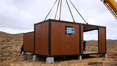 Instalaci&oacute;n de vivienda modular en mitad del campo. 
