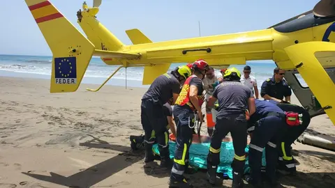 El Helic&oacute;ptero medicalizado del SUC traslada a un hombre que sufri&oacute; un ahogamiento incompleto en San Bartolom&eacute; de Tirajana, en agosto de 2025 (Imagen del 112).