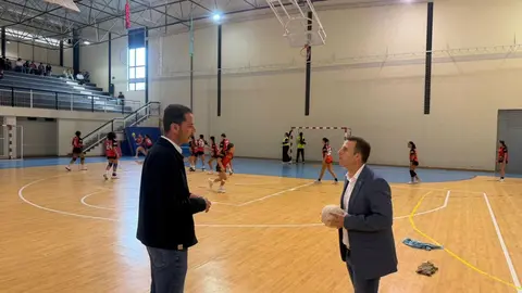 Concejal y alcalde en el polideportivo de Morro Jable.