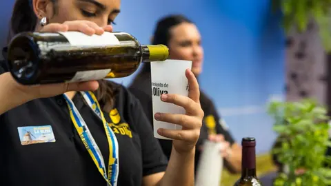 La Oliva ofreci&oacute; vino y queso al p&uacute;blico de Feaga.