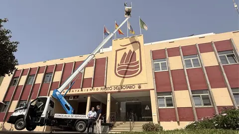 El nuevo cami&oacute;n del ayuntamiento cuenta con cesta elevadora.