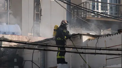 Un bombero trabaja en la extinci&oacute;n de un incendio en puerto del Rosario | &copy;Ada Chac&oacute;n, 2026