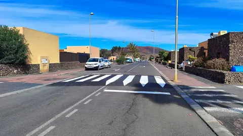 Instalaci&oacute;n de pasos de peatones elevados en La Capellan&iacute;a (Tamaragua), en 2024.