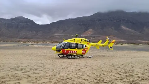 El helic&oacute;ptero medicalizado del SUC, posado en la playa de Cofete.