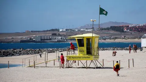 Puesto de socorrismo en la Playa de Los Pozos, en Puerto del Rosario | &copy;Ada Chac&oacute;n, 2026.