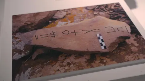 Reproducci&oacute;n de una inscripci&oacute;n l&iacute;bico bereber expuesta en el Museo Arqueol&oacute;gico.