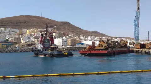 Traslado de los restos de las gabarras hundidas en Gran Tarajal, en 2018.