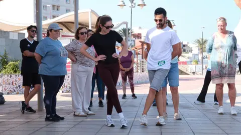 Talleres de baile tradicional canario en la avenida mar&iacute;tima de la capital.