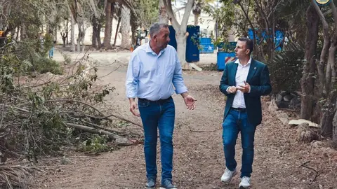Alejandro Jorge y Alexis Alonso, en el palmeral de Costa Calma.